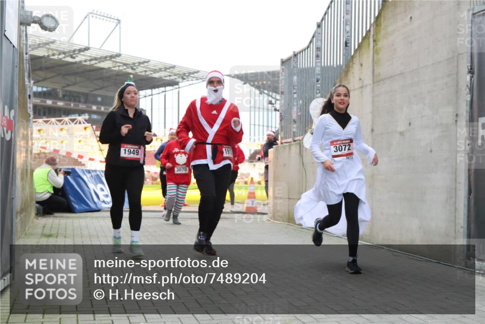 08.12.2024 - St. Pauli X-Mass-Run No. 14 H.Heesch http://msf.ph/oto/7489204 08.12.2024 10:03:55 Ziel 1949, 2822, 3260, 330, 1912, 1949, 2093, 2094, 2098, 2663, 2759, 2848, 3062, 3063, 3070, 3072 meine-sportfotos.de