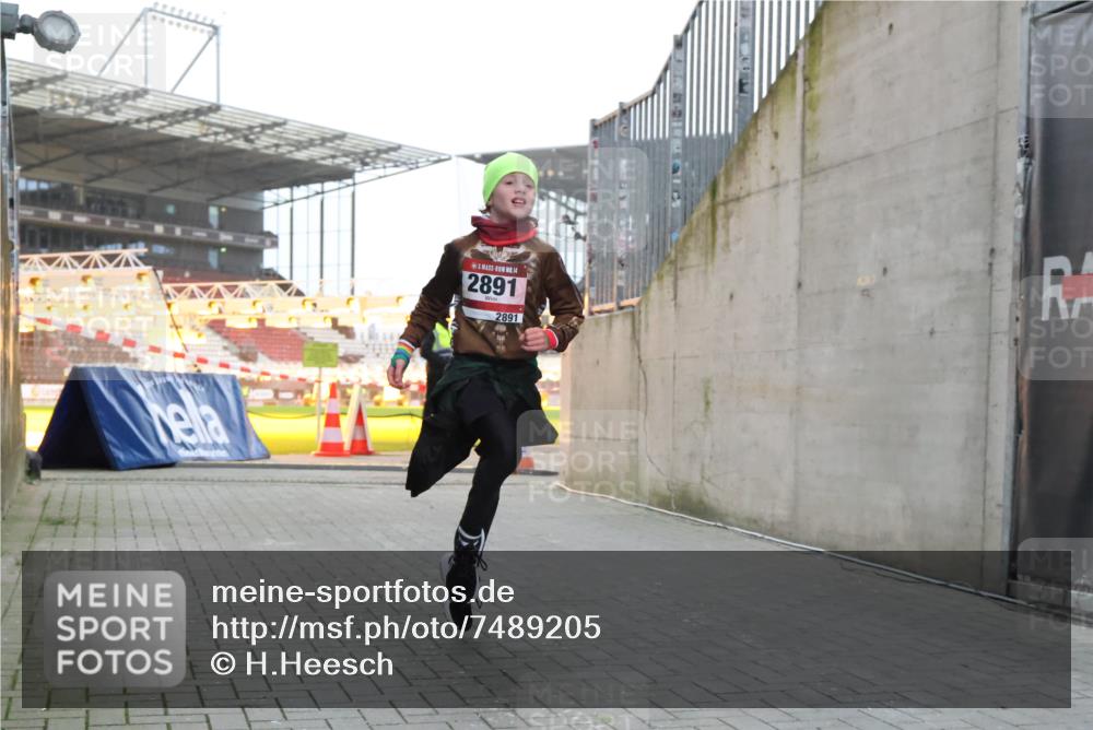 08.12.2024 - St. Pauli X-Mass-Run No. 14 H.Heesch http://msf.ph/oto/7489205 08.12.2024 09:55:03 Ziel 1863, 2588, 2891, 2588, 2891 meine-sportfotos.de