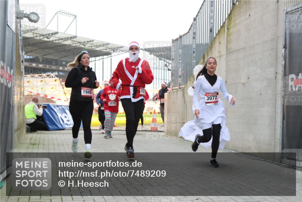 08.12.2024 - St. Pauli X-Mass-Run No. 14 H.Heesch http://msf.ph/oto/7489209 08.12.2024 10:03:55 Ziel 1949, 2822, 3260, 330, 1912, 1949, 2093, 2094, 2098, 2663, 2759, 2848, 3062, 3063, 3070, 3072 meine-sportfotos.de