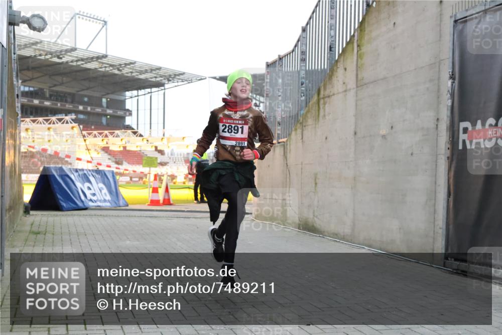 08.12.2024 - St. Pauli X-Mass-Run No. 14 H.Heesch http://msf.ph/oto/7489211 08.12.2024 09:55:03 Ziel 1863, 2588, 2891, 2588, 2891 meine-sportfotos.de