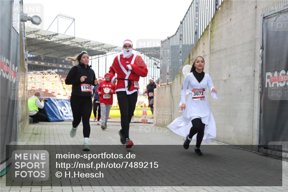 08.12.2024 - St. Pauli X-Mass-Run No. 14 H.Heesch http://msf.ph/oto/7489215 08.12.2024 10:03:55 Ziel 1949, 2822, 3260, 330, 1912, 1949, 2093, 2094, 2098, 2663, 2759, 2848, 3062, 3063, 3070, 3072 meine-sportfotos.de