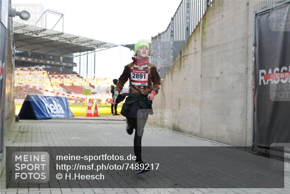 08.12.2024 - St. Pauli X-Mass-Run No. 14 H.Heesch http://msf.ph/oto/7489217 08.12.2024 09:55:03 Ziel 1863, 2588, 2891, 2588, 2891 meine-sportfotos.de