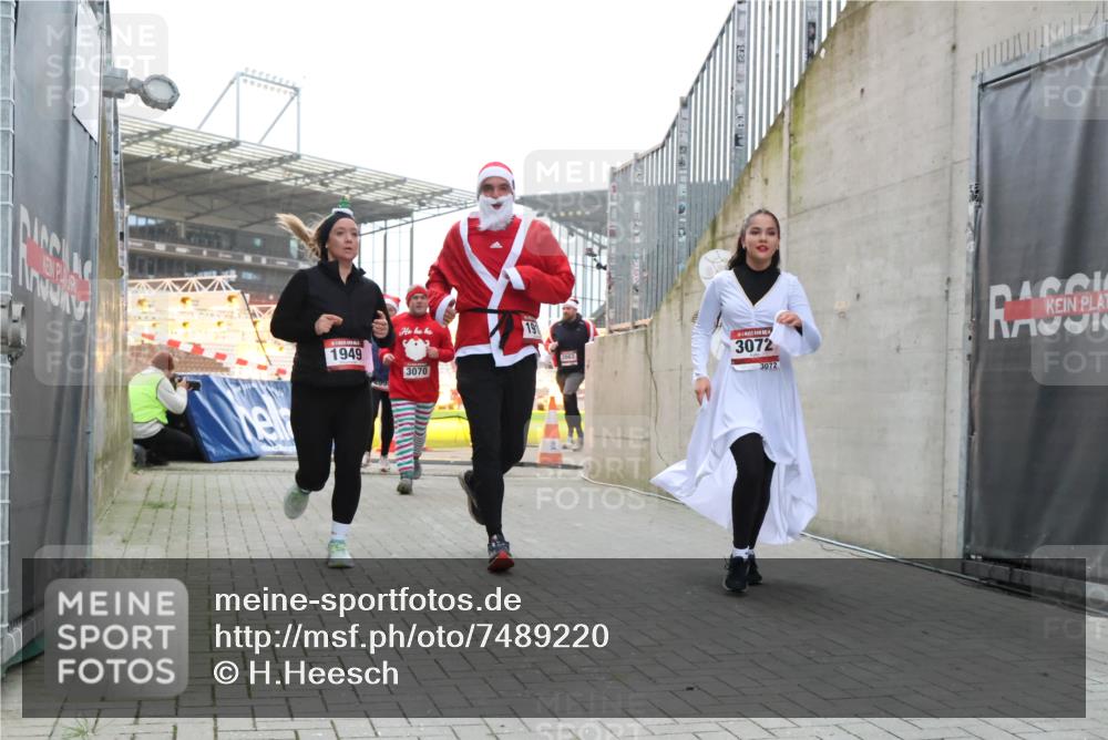 08.12.2024 - St. Pauli X-Mass-Run No. 14 H.Heesch http://msf.ph/oto/7489220 08.12.2024 10:03:55 Ziel 1949, 2822, 3260, 330, 1912, 1949, 2093, 2094, 2098, 2663, 2759, 2848, 3062, 3063, 3070, 3072 meine-sportfotos.de