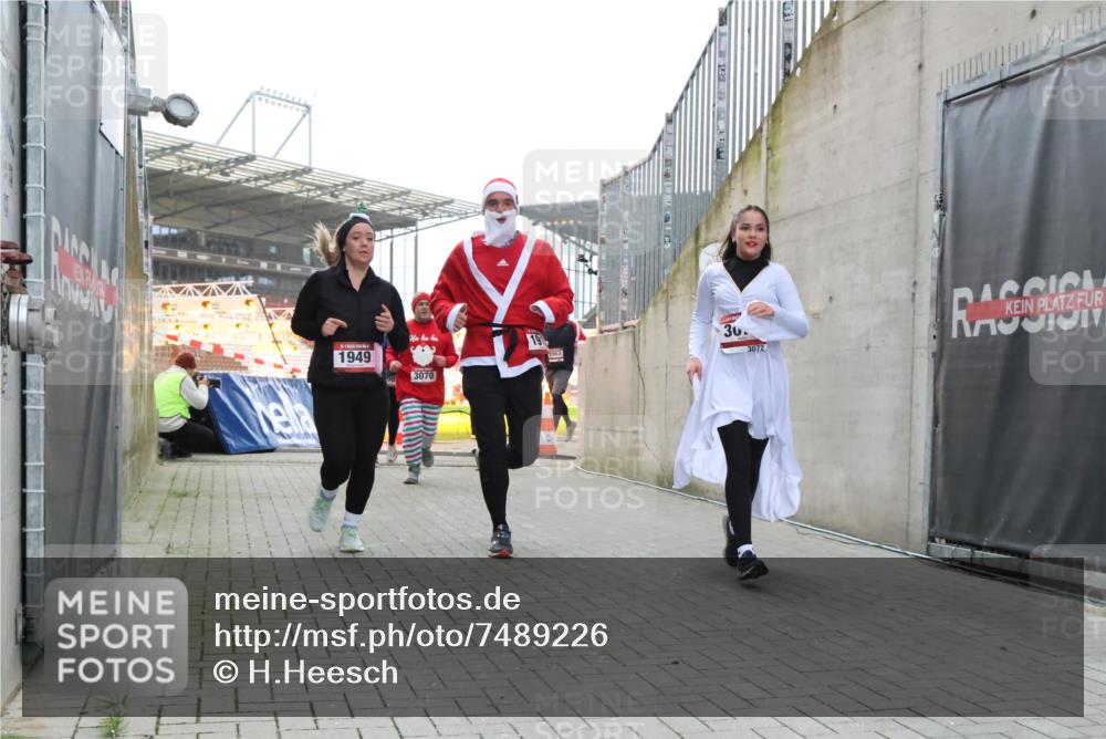 08.12.2024 - St. Pauli X-Mass-Run No. 14 H.Heesch http://msf.ph/oto/7489226 08.12.2024 10:03:55 Ziel 1949, 2822, 3260, 330, 1912, 1949, 2093, 2094, 2098, 2663, 2759, 2848, 3062, 3063, 3070, 3072 meine-sportfotos.de