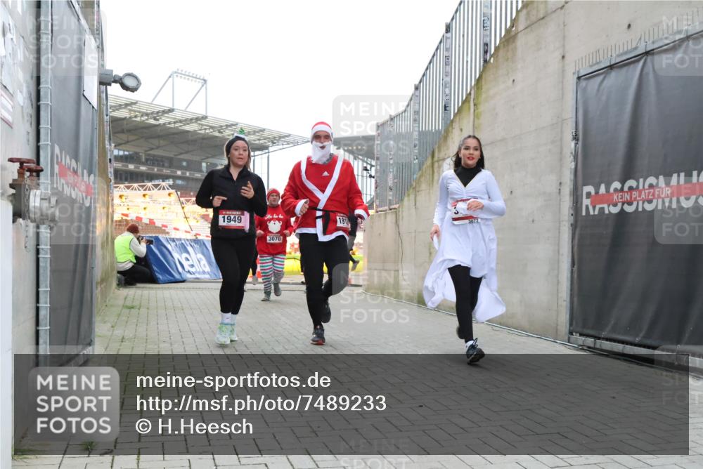 08.12.2024 - St. Pauli X-Mass-Run No. 14 H.Heesch http://msf.ph/oto/7489233 08.12.2024 10:03:55 Ziel 1949, 2822, 3260, 330, 1912, 1949, 2093, 2094, 2098, 2663, 2759, 2848, 3062, 3063, 3070, 3072 meine-sportfotos.de