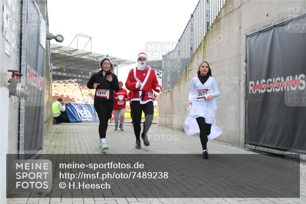 08.12.2024 - St. Pauli X-Mass-Run No. 14 H.Heesch http://msf.ph/oto/7489238 08.12.2024 10:03:55 Ziel 1949, 2822, 3260, 330, 1912, 1949, 2093, 2094, 2098, 2663, 2759, 2848, 3062, 3063, 3070, 3072 meine-sportfotos.de