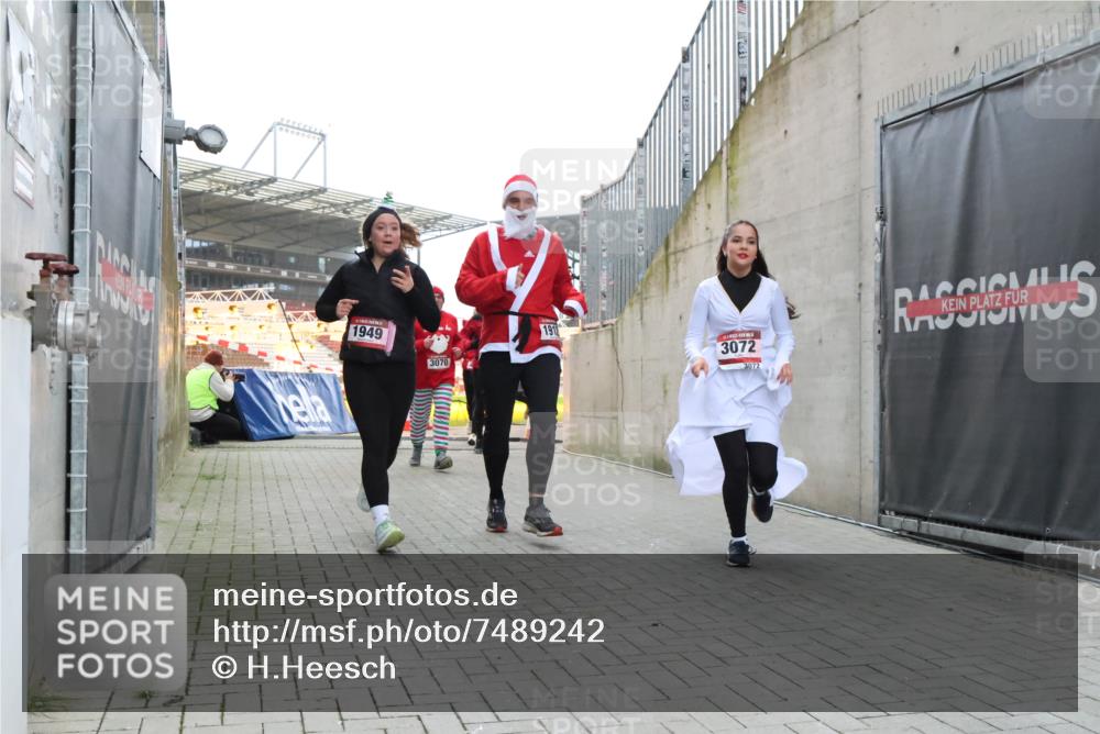 08.12.2024 - St. Pauli X-Mass-Run No. 14 H.Heesch http://msf.ph/oto/7489242 08.12.2024 10:03:55 Ziel 1949, 2822, 3260, 330, 1912, 1949, 2093, 2094, 2098, 2663, 2759, 2848, 3062, 3063, 3070, 3072 meine-sportfotos.de