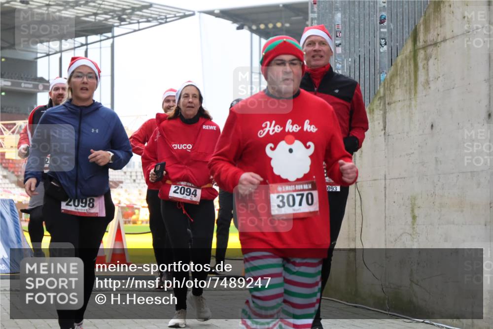 08.12.2024 - St. Pauli X-Mass-Run No. 14 H.Heesch http://msf.ph/oto/7489247 08.12.2024 10:03:57 Ziel 1912, 1949, 3070, 3072, 3260, 330, 1912, 1949, 2093, 2094, 2098, 2663, 2759, 2848, 3062, 3063, 3070, 3072 meine-sportfotos.de