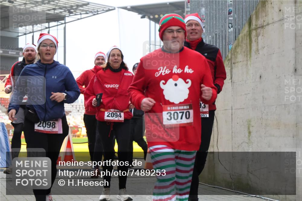 08.12.2024 - St. Pauli X-Mass-Run No. 14 H.Heesch http://msf.ph/oto/7489253 08.12.2024 10:03:57 Ziel 1912, 1949, 3070, 3072, 3260, 330, 1912, 1949, 2093, 2094, 2098, 2663, 2759, 2848, 3062, 3063, 3070, 3072 meine-sportfotos.de