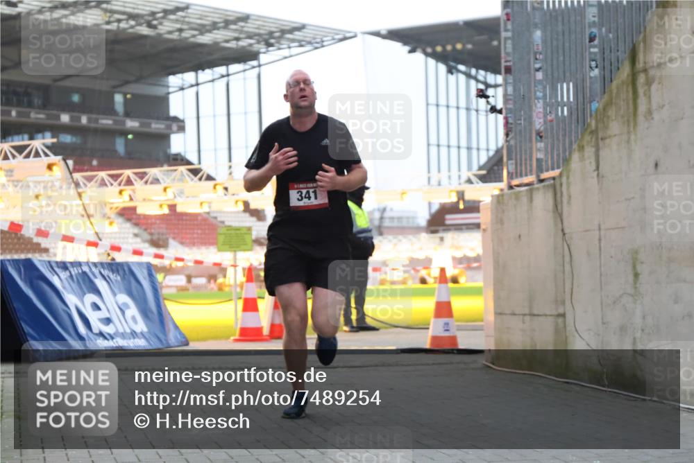 08.12.2024 - St. Pauli X-Mass-Run No. 14 H.Heesch http://msf.ph/oto/7489254 08.12.2024 09:55:14 Ziel 2588, 2891, 341 meine-sportfotos.de