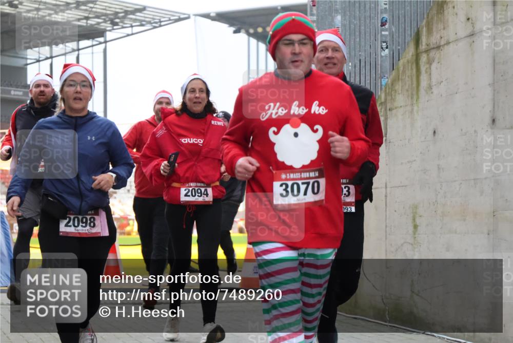 08.12.2024 - St. Pauli X-Mass-Run No. 14 H.Heesch http://msf.ph/oto/7489260 08.12.2024 10:03:57 Ziel 1912, 1949, 3070, 3072, 3260, 330, 1912, 1949, 2093, 2094, 2098, 2663, 2759, 2848, 3062, 3063, 3070, 3072 meine-sportfotos.de