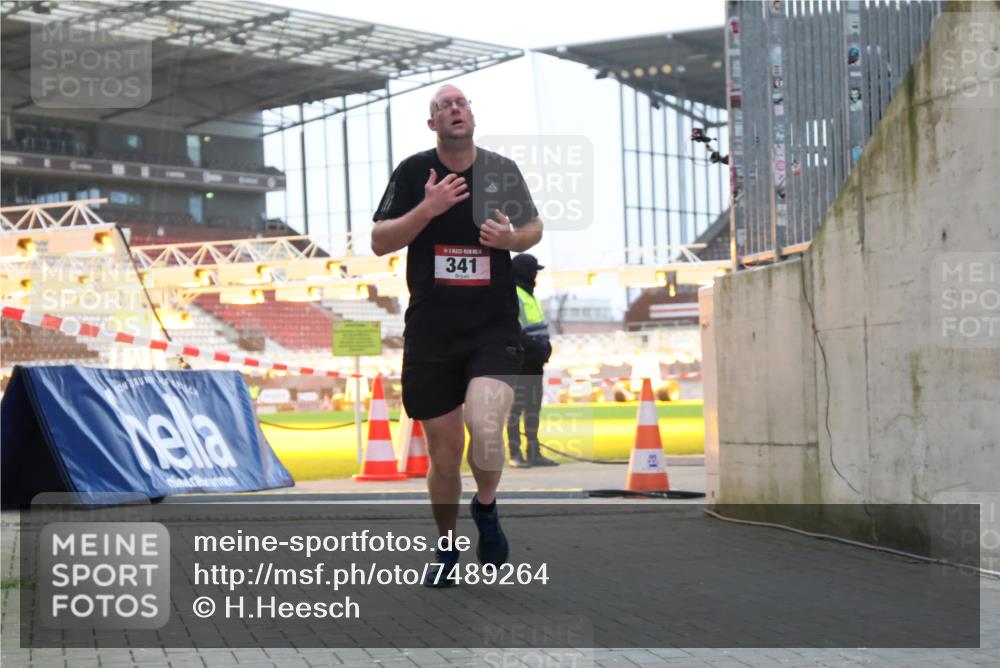 08.12.2024 - St. Pauli X-Mass-Run No. 14 H.Heesch http://msf.ph/oto/7489264 08.12.2024 09:55:14 Ziel 2588, 2891, 341 meine-sportfotos.de