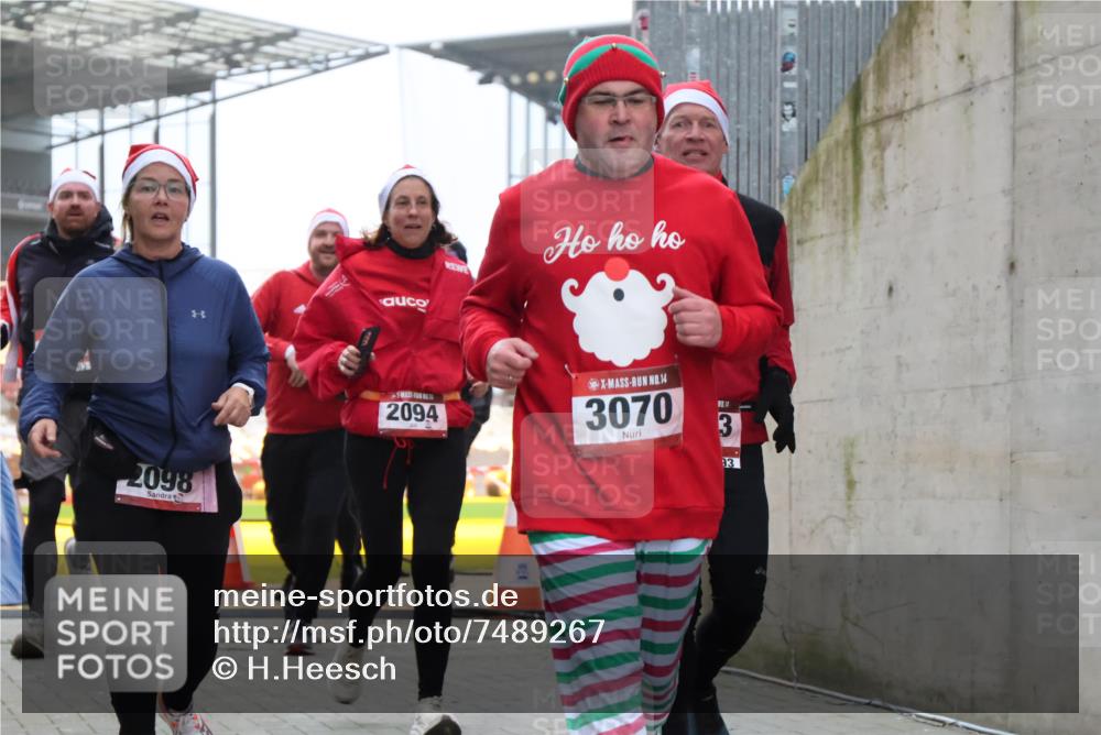 08.12.2024 - St. Pauli X-Mass-Run No. 14 H.Heesch http://msf.ph/oto/7489267 08.12.2024 10:03:57 Ziel 1912, 1949, 3070, 3072, 3260, 330, 1912, 1949, 2093, 2094, 2098, 2663, 2759, 2848, 3062, 3063, 3070, 3072 meine-sportfotos.de