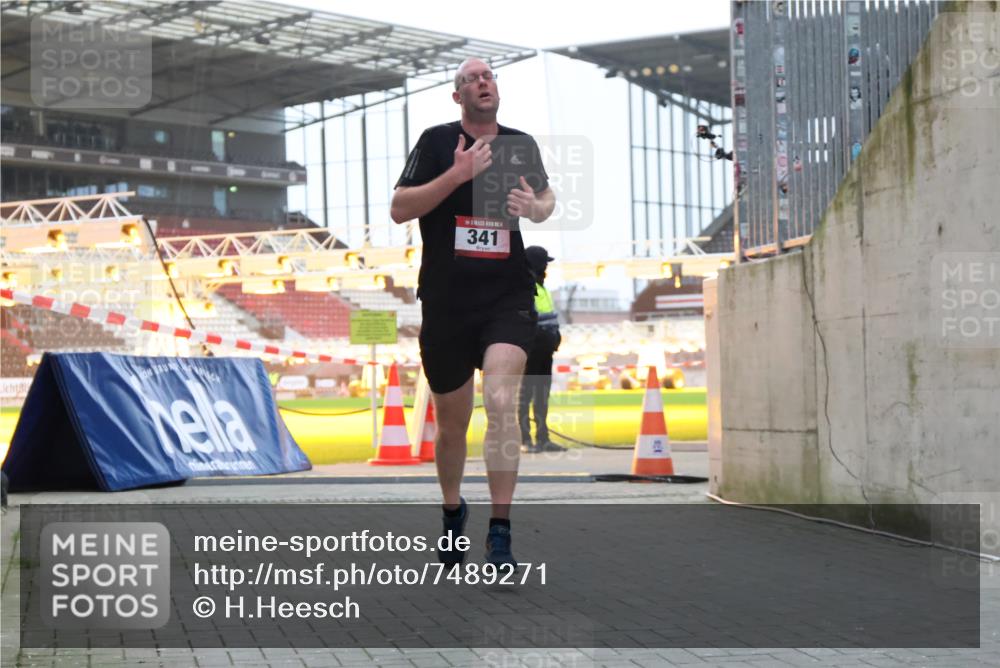 08.12.2024 - St. Pauli X-Mass-Run No. 14 H.Heesch http://msf.ph/oto/7489271 08.12.2024 09:55:14 Ziel 2588, 2891, 341 meine-sportfotos.de