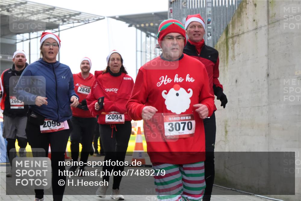 08.12.2024 - St. Pauli X-Mass-Run No. 14 H.Heesch http://msf.ph/oto/7489279 08.12.2024 10:03:57 Ziel 1912, 1949, 3070, 3072, 3260, 330, 1912, 1949, 2093, 2094, 2098, 2663, 2759, 2848, 3062, 3063, 3070, 3072 meine-sportfotos.de