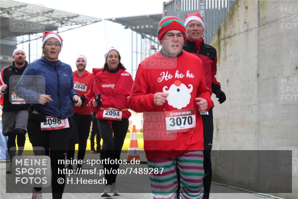 08.12.2024 - St. Pauli X-Mass-Run No. 14 H.Heesch http://msf.ph/oto/7489287 08.12.2024 10:03:57 Ziel 1912, 1949, 3070, 3072, 3260, 330, 1912, 1949, 2093, 2094, 2098, 2663, 2759, 2848, 3062, 3063, 3070, 3072 meine-sportfotos.de