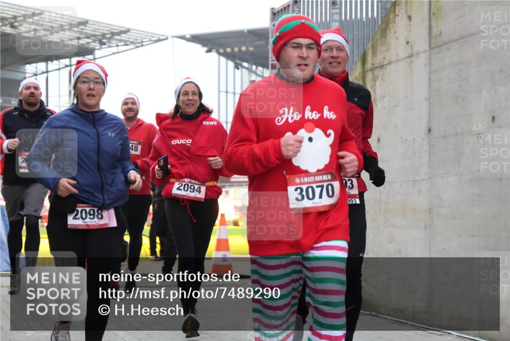 08.12.2024 - St. Pauli X-Mass-Run No. 14 H.Heesch http://msf.ph/oto/7489290 08.12.2024 10:03:57 Ziel 1912, 1949, 3070, 3072, 3260, 330, 1912, 1949, 2093, 2094, 2098, 2663, 2759, 2848, 3062, 3063, 3070, 3072 meine-sportfotos.de