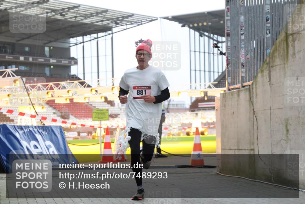 08.12.2024 - St. Pauli X-Mass-Run No. 14 H.Heesch http://msf.ph/oto/7489293 08.12.2024 09:55:26 Ziel 341, 881, 907 meine-sportfotos.de