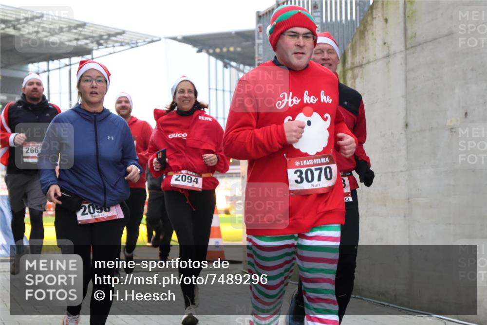 08.12.2024 - St. Pauli X-Mass-Run No. 14 H.Heesch http://msf.ph/oto/7489296 08.12.2024 10:03:57 Ziel 1912, 1949, 3070, 3072, 3260, 330, 1912, 1949, 2093, 2094, 2098, 2663, 2759, 2848, 3062, 3063, 3070, 3072 meine-sportfotos.de