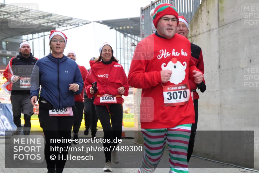 08.12.2024 - St. Pauli X-Mass-Run No. 14 H.Heesch http://msf.ph/oto/7489300 08.12.2024 10:03:58 Ziel 1912, 1949, 2093, 2098, 3070, 3072, 3260, 330, 624, 1912, 2093, 2094, 2098, 2663, 2759, 2848, 3062, 3063, 3070, 3072 meine-sportfotos.de