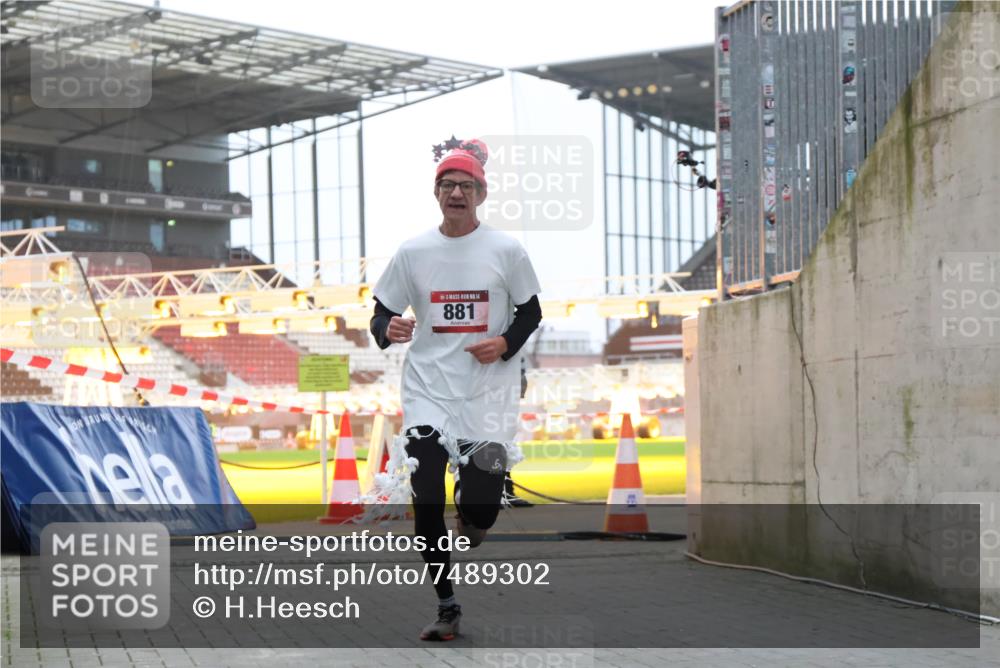 08.12.2024 - St. Pauli X-Mass-Run No. 14 H.Heesch http://msf.ph/oto/7489302 08.12.2024 09:55:26 Ziel 341, 881, 907 meine-sportfotos.de