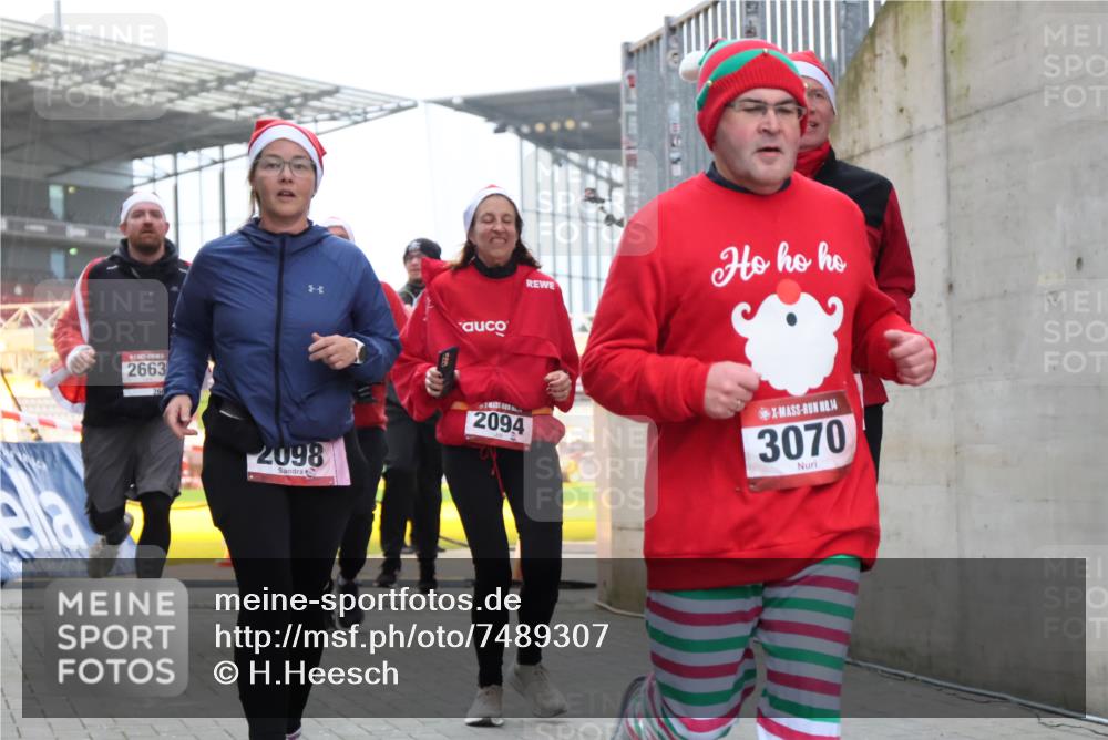 08.12.2024 - St. Pauli X-Mass-Run No. 14 H.Heesch http://msf.ph/oto/7489307 08.12.2024 10:03:58 Ziel 1912, 1949, 2093, 2098, 3070, 3072, 3260, 330, 624, 1912, 2093, 2094, 2098, 2663, 2759, 2848, 3062, 3063, 3070, 3072 meine-sportfotos.de