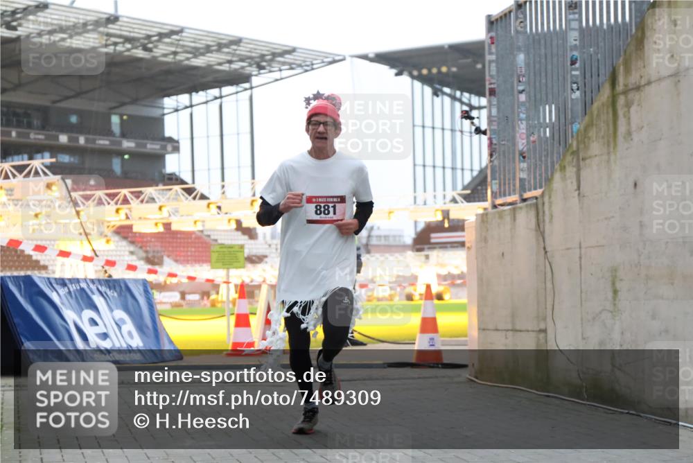 08.12.2024 - St. Pauli X-Mass-Run No. 14 H.Heesch http://msf.ph/oto/7489309 08.12.2024 09:55:26 Ziel 341, 881, 907 meine-sportfotos.de