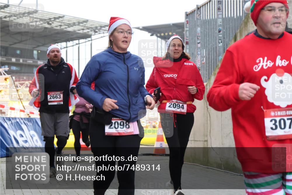 08.12.2024 - St. Pauli X-Mass-Run No. 14 H.Heesch http://msf.ph/oto/7489314 08.12.2024 10:03:58 Ziel 1912, 1949, 2093, 2098, 3070, 3072, 3260, 330, 624, 1912, 2093, 2094, 2098, 2663, 2759, 2848, 3062, 3063, 3070, 3072 meine-sportfotos.de