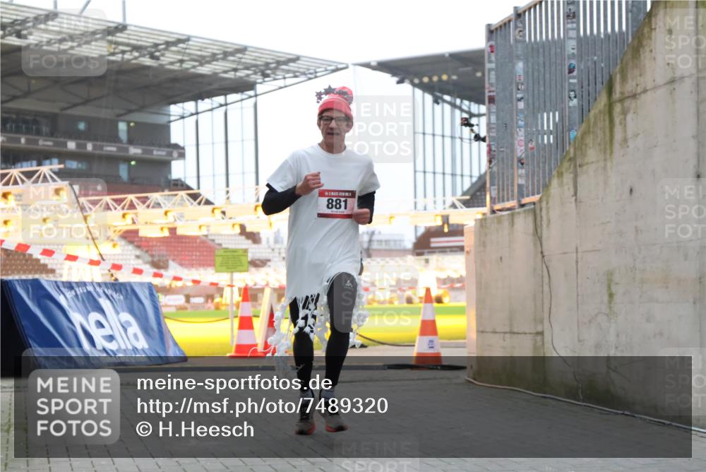 08.12.2024 - St. Pauli X-Mass-Run No. 14 H.Heesch http://msf.ph/oto/7489320 08.12.2024 09:55:26 Ziel 341, 881, 907 meine-sportfotos.de