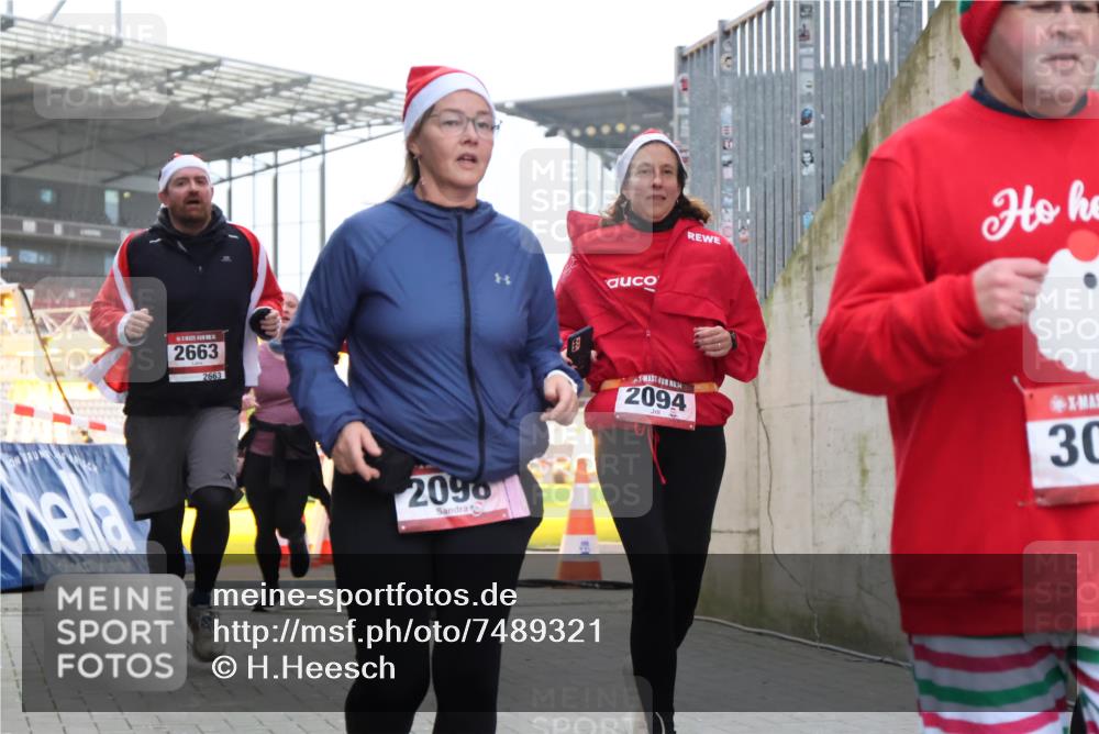 08.12.2024 - St. Pauli X-Mass-Run No. 14 H.Heesch http://msf.ph/oto/7489321 08.12.2024 10:03:58 Ziel 1912, 1949, 2093, 2098, 3070, 3072, 3260, 330, 624, 1912, 2093, 2094, 2098, 2663, 2759, 2848, 3062, 3063, 3070, 3072 meine-sportfotos.de