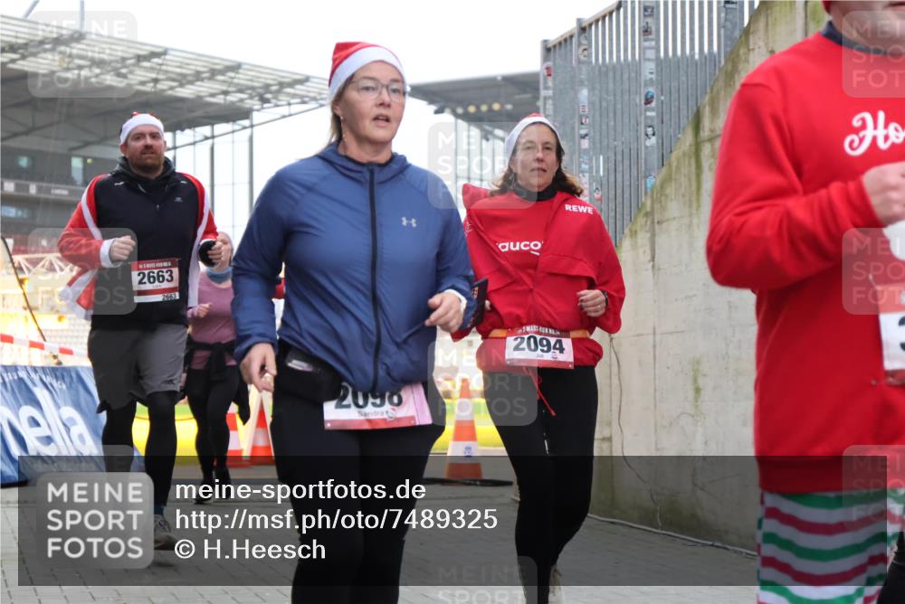 08.12.2024 - St. Pauli X-Mass-Run No. 14 H.Heesch http://msf.ph/oto/7489325 08.12.2024 10:03:58 Ziel 1912, 1949, 2093, 2098, 3070, 3072, 3260, 330, 624, 1912, 2093, 2094, 2098, 2663, 2759, 2848, 3062, 3063, 3070, 3072 meine-sportfotos.de