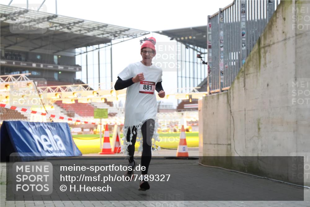 08.12.2024 - St. Pauli X-Mass-Run No. 14 H.Heesch http://msf.ph/oto/7489327 08.12.2024 09:55:26 Ziel 341, 881, 907 meine-sportfotos.de