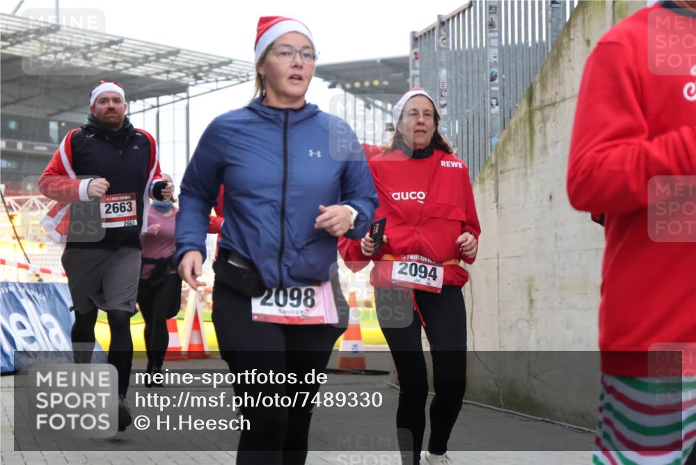 08.12.2024 - St. Pauli X-Mass-Run No. 14 H.Heesch http://msf.ph/oto/7489330 08.12.2024 10:03:58 Ziel 1912, 1949, 2093, 2098, 3070, 3072, 3260, 330, 624, 1912, 2093, 2094, 2098, 2663, 2759, 2848, 3062, 3063, 3070, 3072 meine-sportfotos.de