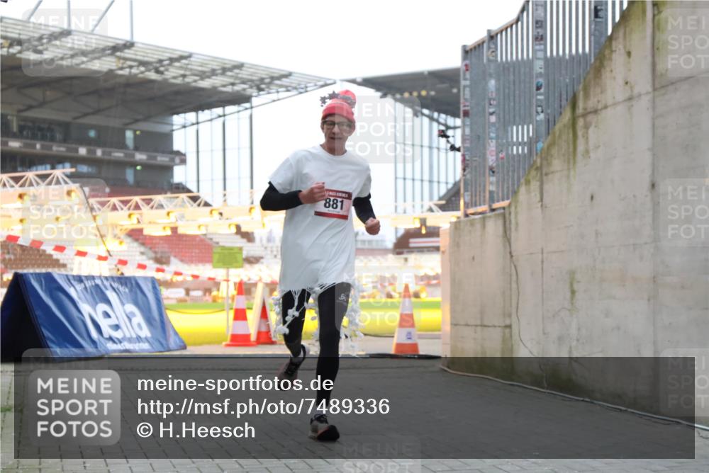 08.12.2024 - St. Pauli X-Mass-Run No. 14 H.Heesch http://msf.ph/oto/7489336 08.12.2024 09:55:26 Ziel 341, 881, 907 meine-sportfotos.de
