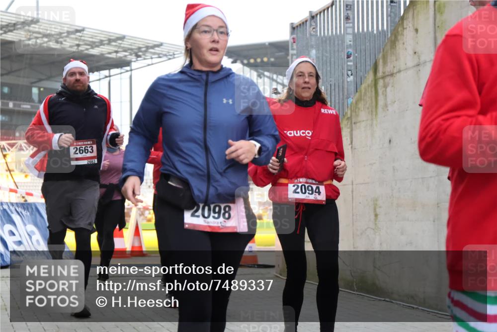 08.12.2024 - St. Pauli X-Mass-Run No. 14 H.Heesch http://msf.ph/oto/7489337 08.12.2024 10:03:58 Ziel 1912, 1949, 2093, 2098, 3070, 3072, 3260, 330, 624, 1912, 2093, 2094, 2098, 2663, 2759, 2848, 3062, 3063, 3070, 3072 meine-sportfotos.de