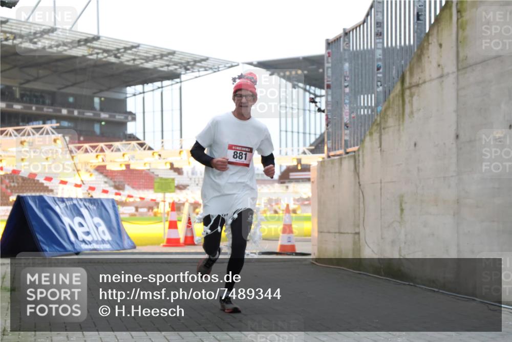 08.12.2024 - St. Pauli X-Mass-Run No. 14 H.Heesch http://msf.ph/oto/7489344 08.12.2024 09:55:26 Ziel 341, 881, 907 meine-sportfotos.de