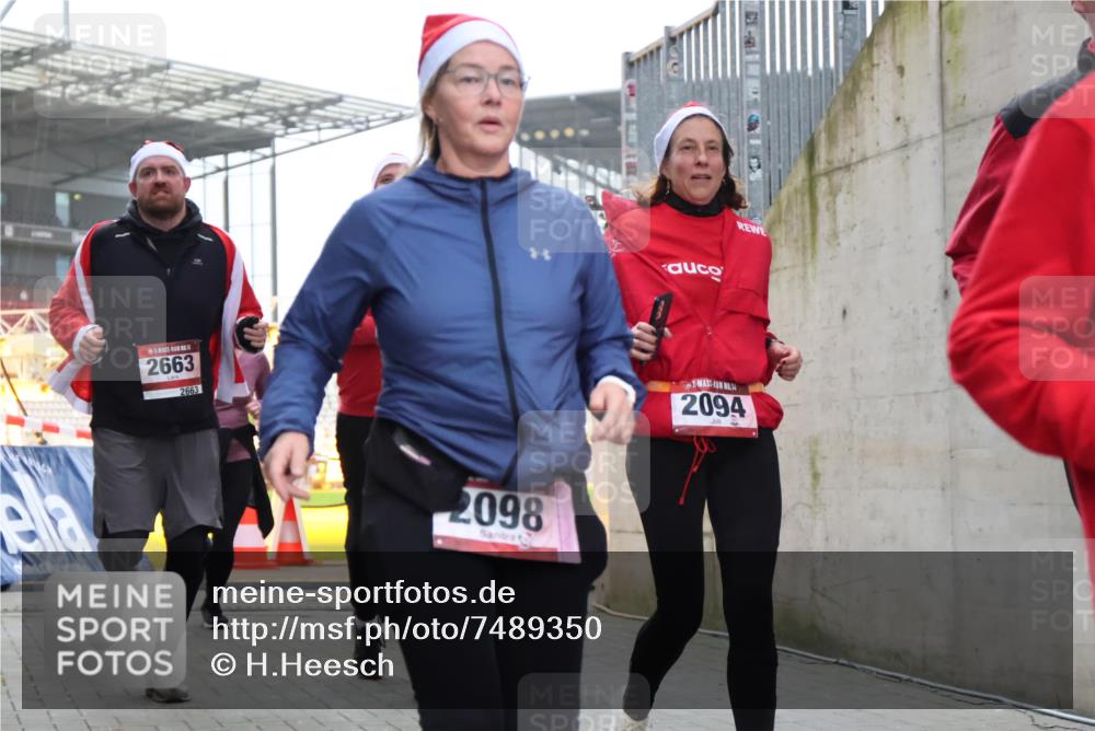 08.12.2024 - St. Pauli X-Mass-Run No. 14 H.Heesch http://msf.ph/oto/7489350 08.12.2024 10:03:58 Ziel 1912, 1949, 2093, 2098, 3070, 3072, 3260, 330, 624, 1912, 2093, 2094, 2098, 2663, 2759, 2848, 3062, 3063, 3070, 3072 meine-sportfotos.de