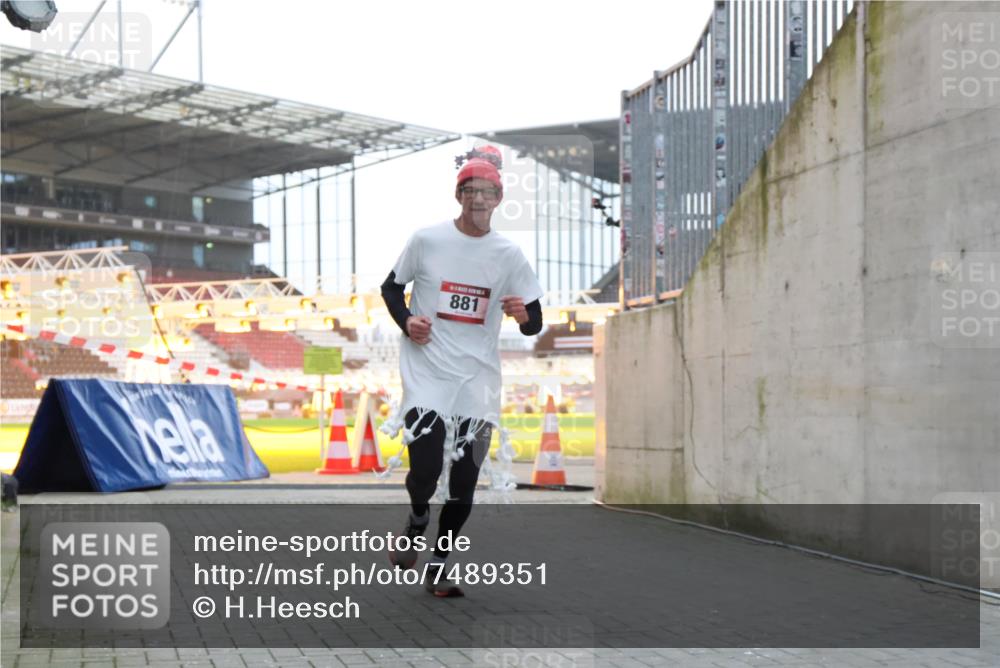 08.12.2024 - St. Pauli X-Mass-Run No. 14 H.Heesch http://msf.ph/oto/7489351 08.12.2024 09:55:26 Ziel 341, 881, 907 meine-sportfotos.de
