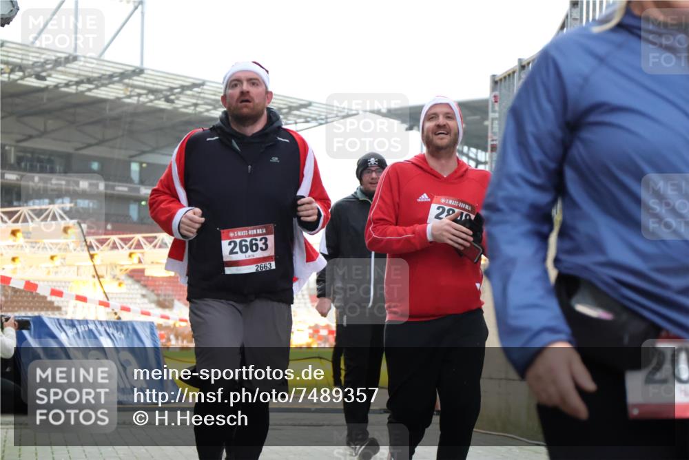 08.12.2024 - St. Pauli X-Mass-Run No. 14 H.Heesch http://msf.ph/oto/7489357 08.12.2024 10:03:59 Ziel 1912, 1949, 2093, 2098, 3070, 3072, 3260, 330, 624, 1678, 2093, 2094, 2098, 2663, 2759, 2848, 3062, 3063, 3070 meine-sportfotos.de