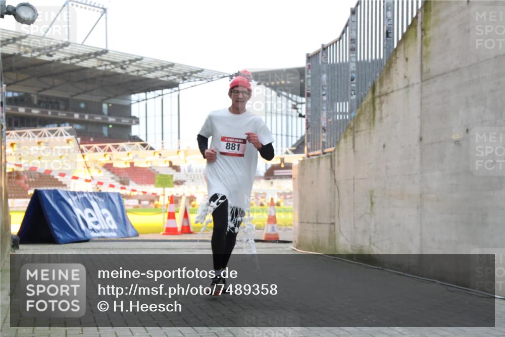 08.12.2024 - St. Pauli X-Mass-Run No. 14 H.Heesch http://msf.ph/oto/7489358 08.12.2024 09:55:27 Ziel 341, 881, 881, 907 meine-sportfotos.de