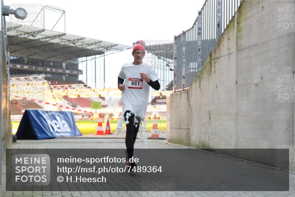 08.12.2024 - St. Pauli X-Mass-Run No. 14 H.Heesch http://msf.ph/oto/7489364 08.12.2024 09:55:27 Ziel 341, 881, 881, 907 meine-sportfotos.de