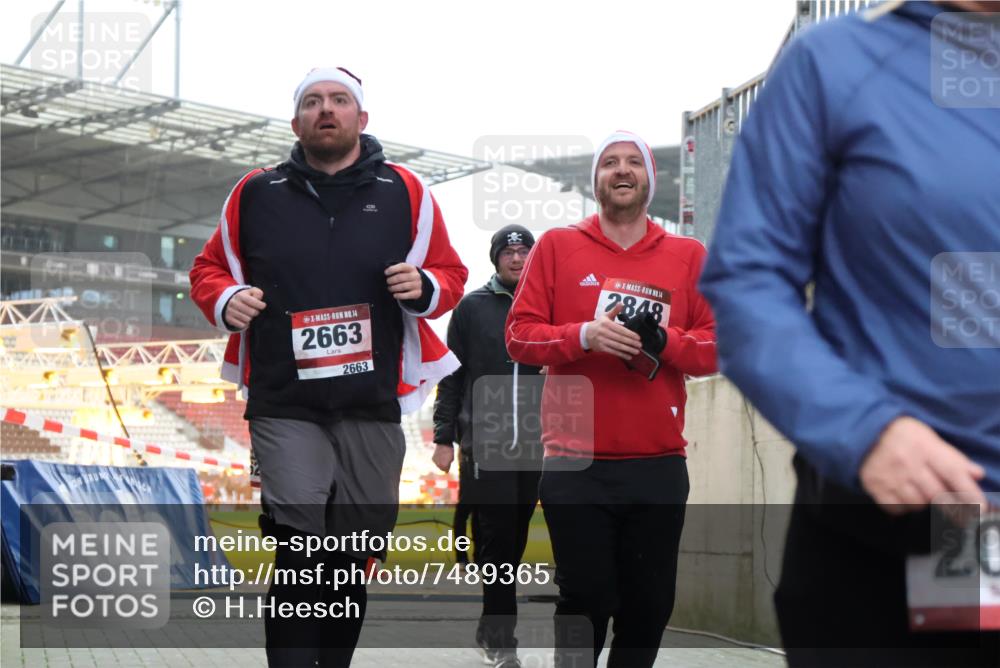 08.12.2024 - St. Pauli X-Mass-Run No. 14 H.Heesch http://msf.ph/oto/7489365 08.12.2024 10:03:59 Ziel 1912, 1949, 2093, 2098, 3070, 3072, 3260, 330, 624, 1678, 2093, 2094, 2098, 2663, 2759, 2848, 3062, 3063, 3070 meine-sportfotos.de