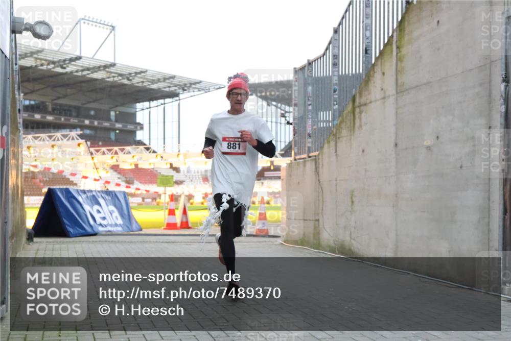 08.12.2024 - St. Pauli X-Mass-Run No. 14 H.Heesch http://msf.ph/oto/7489370 08.12.2024 09:55:27 Ziel 341, 881, 881, 907 meine-sportfotos.de