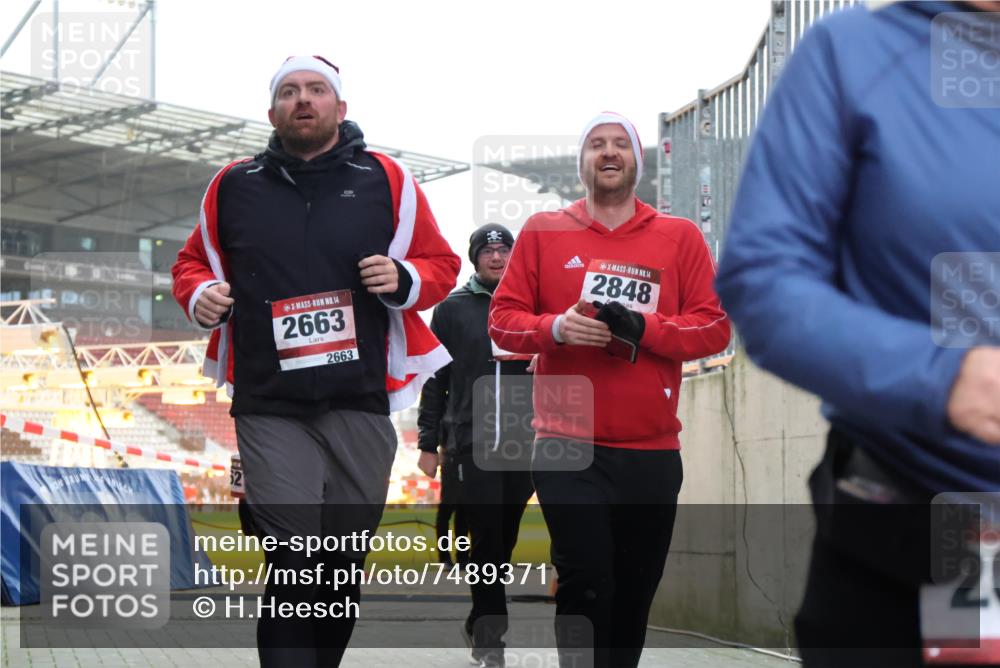08.12.2024 - St. Pauli X-Mass-Run No. 14 H.Heesch http://msf.ph/oto/7489371 08.12.2024 10:03:59 Ziel 1912, 1949, 2093, 2098, 3070, 3072, 3260, 330, 624, 1678, 2093, 2094, 2098, 2663, 2759, 2848, 3062, 3063, 3070 meine-sportfotos.de