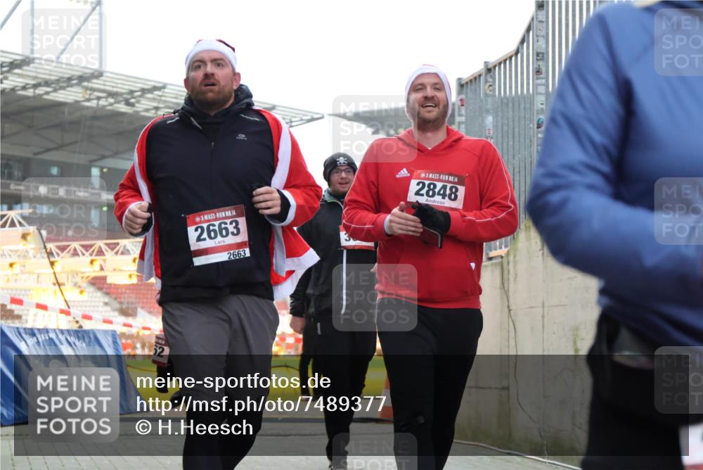08.12.2024 - St. Pauli X-Mass-Run No. 14 H.Heesch http://msf.ph/oto/7489377 08.12.2024 10:04:00 Ziel 1912, 1949, 2093, 2098, 2663, 3070, 3072, 3260, 330, 624, 1678, 2093, 2094, 2098, 2663, 2759, 2848, 2955, 3062, 3063 meine-sportfotos.de