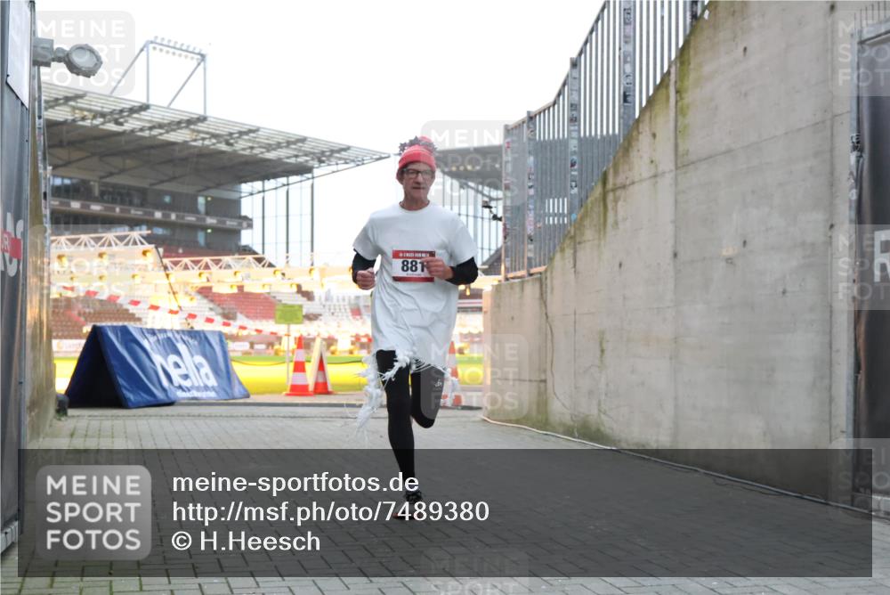 08.12.2024 - St. Pauli X-Mass-Run No. 14 H.Heesch http://msf.ph/oto/7489380 08.12.2024 09:55:27 Ziel 341, 881, 881, 907 meine-sportfotos.de