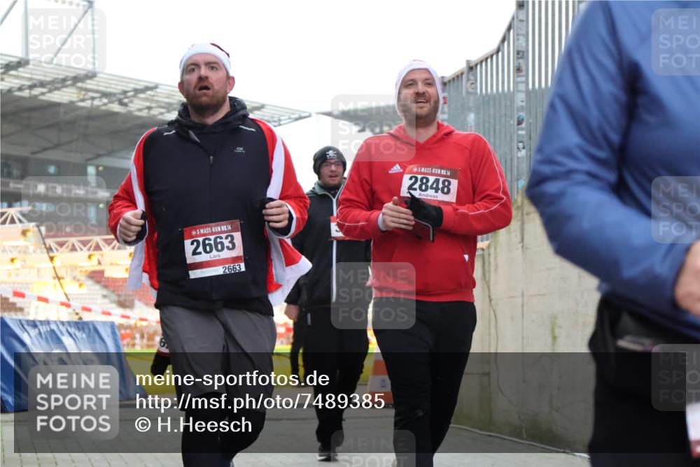 08.12.2024 - St. Pauli X-Mass-Run No. 14 H.Heesch http://msf.ph/oto/7489385 08.12.2024 10:04:00 Ziel 1912, 1949, 2093, 2098, 2663, 3070, 3072, 3260, 330, 624, 1678, 2093, 2094, 2098, 2663, 2759, 2848, 2955, 3062, 3063 meine-sportfotos.de