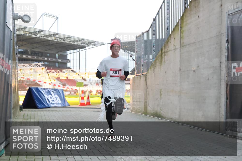 08.12.2024 - St. Pauli X-Mass-Run No. 14 H.Heesch http://msf.ph/oto/7489391 08.12.2024 09:55:27 Ziel 341, 881, 881, 907 meine-sportfotos.de