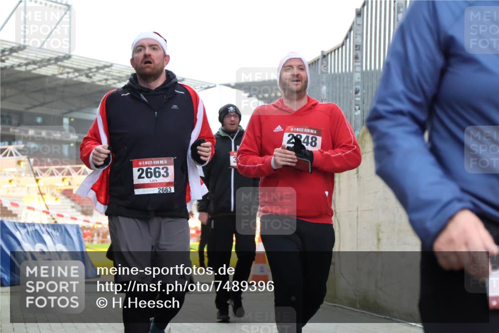 08.12.2024 - St. Pauli X-Mass-Run No. 14 H.Heesch http://msf.ph/oto/7489396 08.12.2024 10:04:00 Ziel 1912, 1949, 2093, 2098, 2663, 3070, 3072, 3260, 330, 624, 1678, 2093, 2094, 2098, 2663, 2759, 2848, 2955, 3062, 3063 meine-sportfotos.de