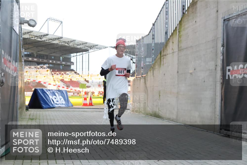 08.12.2024 - St. Pauli X-Mass-Run No. 14 H.Heesch http://msf.ph/oto/7489398 08.12.2024 09:55:27 Ziel 341, 881, 881, 907 meine-sportfotos.de